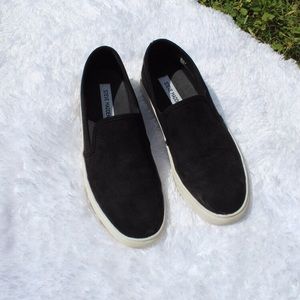 BLACK STEVE MADDEN SLIP ONS